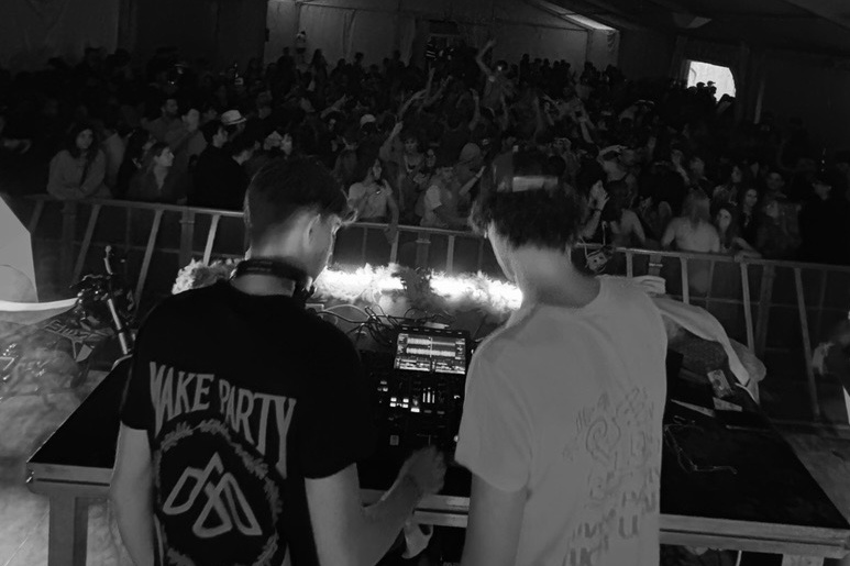 Foule dansant lors d'une soirée Reverb à Annecy